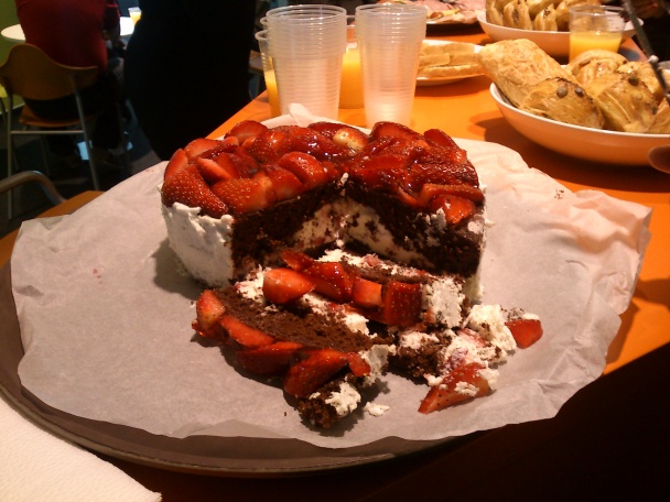 Jahodové srdce - piškótová torta so šľahačkovým krémom - obrázok 5