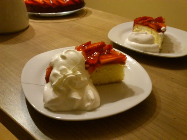 Jahodové srdce - piškótová torta so šľahačkovým krémom - obrázok 4