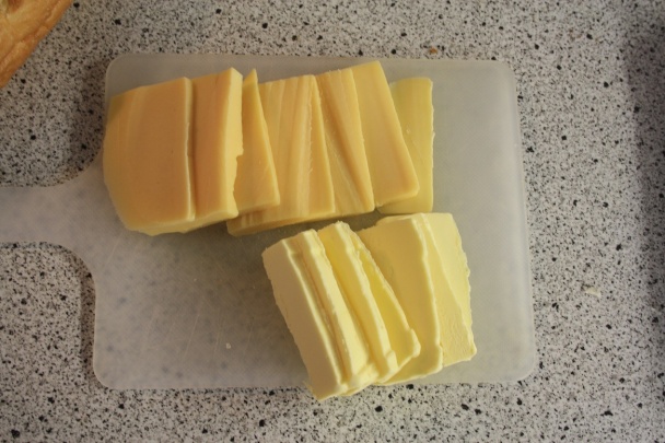 Syrovo-maslovo-pažítkový pečený chlebík - obrázok 3