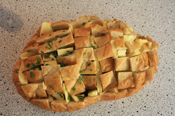 Syrovo-maslovo-pažítkový pečený chlebík - obrázok 4