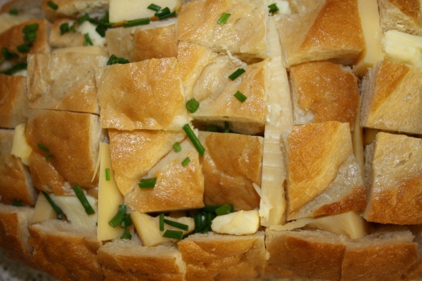 Syrovo-maslovo-pažítkový pečený chlebík - obrázok 5