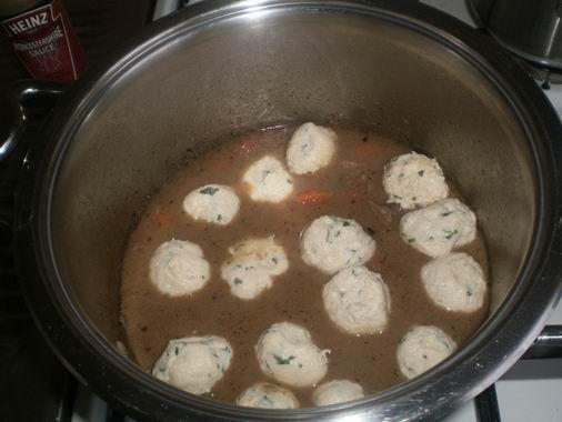 Hovädzie so zeleninou a knedlíčkami v jednom hrnci (fotorecept) - obrázok 6