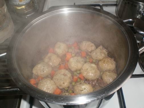 Hovädzie so zeleninou a knedlíčkami v jednom hrnci (fotorecept) - obrázok 7