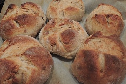 Chlebové žemle so škvarkami - obrázok 4