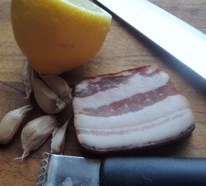 Kuracie stehná plnené pikantnou slaninkovo-cesnakovou plnkou (fotorecept) - obrázok 1