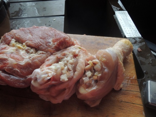 Kuracie stehná plnené pikantnou slaninkovo-cesnakovou plnkou (fotorecept) - obrázok 5