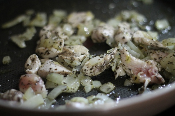 Kuracie mäso s cukinou, šampiňónmi a rajčinou (fotorecept) - obrázok 2