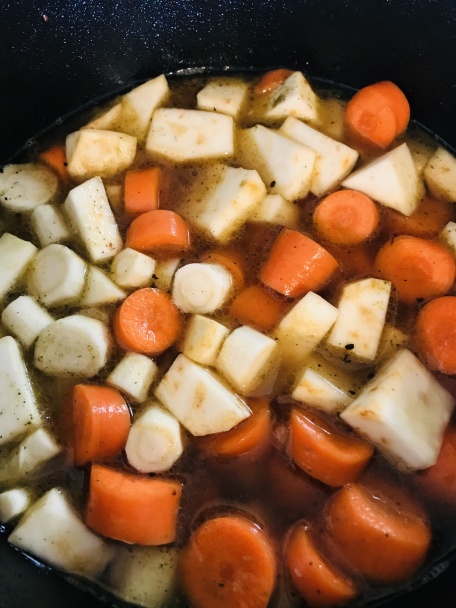 Hovädzie so smotanovo-zeleninovou omáčkou v jednom hrnci (fotorecept) - obrázok 4