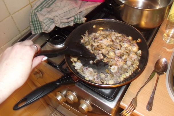 Domáce cestoviny a omáčka z plodov mora - obrázok 3