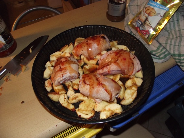 Kuracie stehná so sladkou chilli omáčkou na jablkách - obrázok 1
