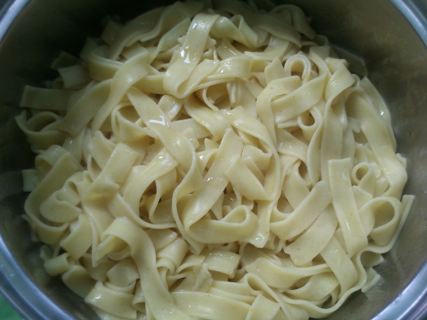 Cestoviny s hráškovými strukmi v smotanovo-citrónovej omáčke (fotorecept) - obrázok 1