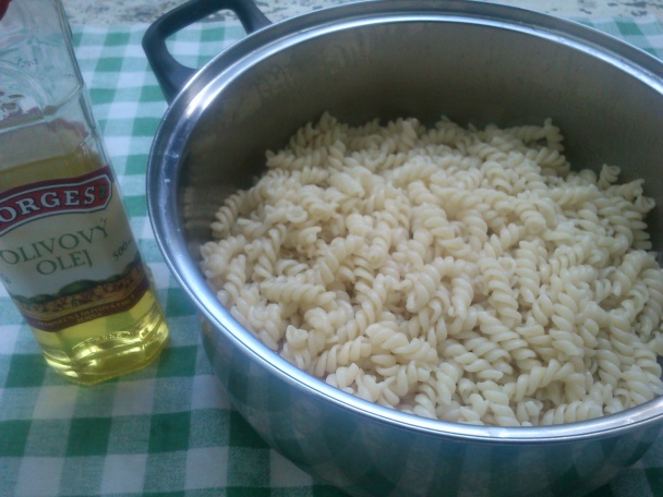 Vrtuľky v pikantnej paradajkovej omáčke so zelerom, olivami a balkánskym syrom - obrázok 1