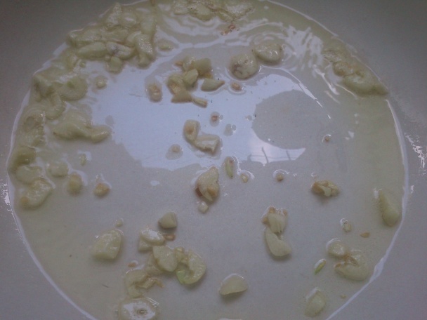 Vrtuľky v pikantnej paradajkovej omáčke so zelerom, olivami a balkánskym syrom - obrázok 3