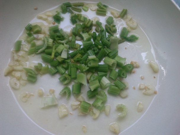 Vrtuľky v pikantnej paradajkovej omáčke so zelerom, olivami a balkánskym syrom - obrázok 4