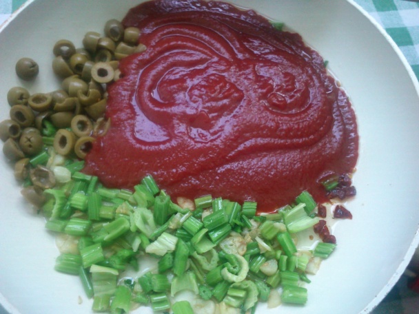 Vrtuľky v pikantnej paradajkovej omáčke so zelerom, olivami a balkánskym syrom - obrázok 5