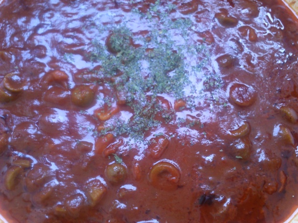 Vrtuľky v pikantnej paradajkovej omáčke so zelerom, olivami a balkánskym syrom - obrázok 6