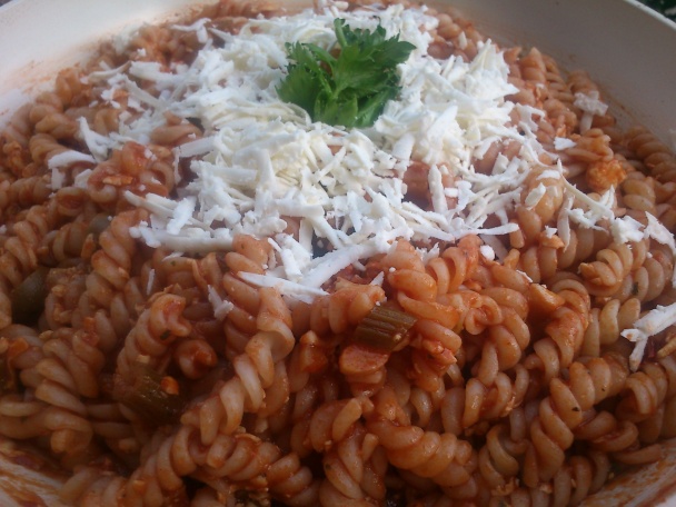 Vrtuľky v pikantnej paradajkovej omáčke so zelerom, olivami a balkánskym syrom - obrázok 8