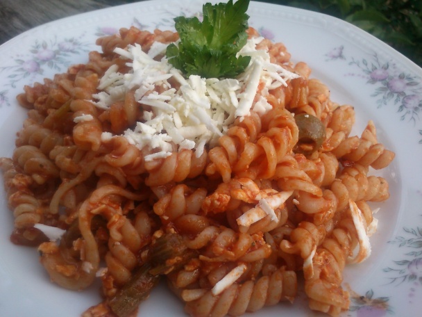 Vrtuľky v pikantnej paradajkovej omáčke so zelerom, olivami a balkánskym syrom - obrázok 10