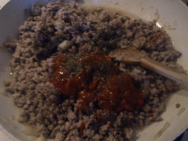 Halušky z cukety; mleté mäso v paradajkovej omáčke s cuketovými šupkami - obrázok 1