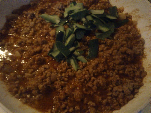 Halušky z cukety; mleté mäso v paradajkovej omáčke s cuketovými šupkami - obrázok 2