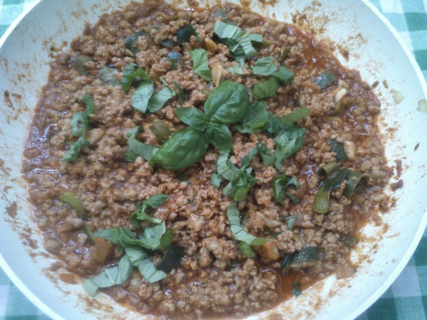 Halušky z cukety; mleté mäso v paradajkovej omáčke s cuketovými šupkami - obrázok 3