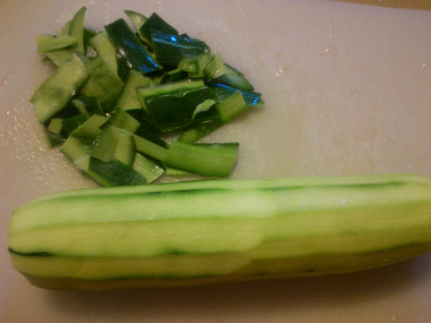 Halušky z cukety; mleté mäso v paradajkovej omáčke s cuketovými šupkami - obrázok 4