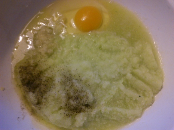 Halušky z cukety; mleté mäso v paradajkovej omáčke s cuketovými šupkami - obrázok 5