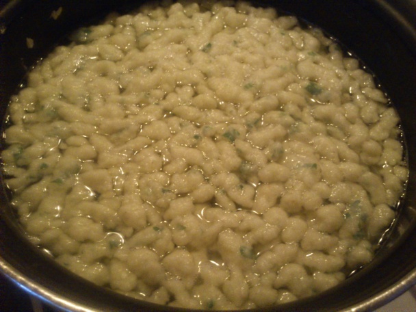 Halušky z cukety; mleté mäso v paradajkovej omáčke s cuketovými šupkami - obrázok 8