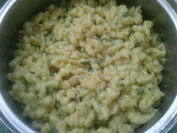 Halušky z cukety; mleté mäso v paradajkovej omáčke s cuketovými šupkami - obrázok 9