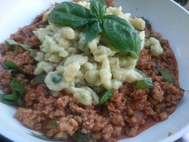 Halušky z cukety; mleté mäso v paradajkovej omáčke s cuketovými šupkami - obrázok 10