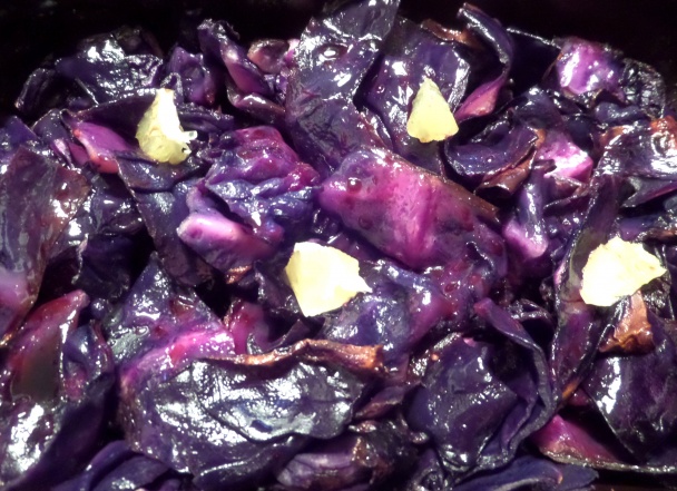 Treska pod chlebovo-zemiakovou krustou s pečenou červenou kapustou - obrázok 11