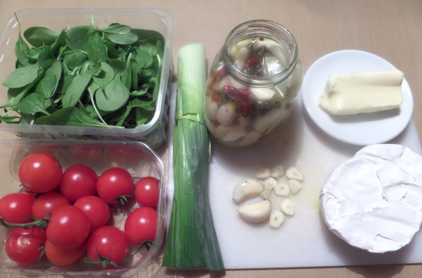 Lahodné cestoviny s cesnakom, špenátom, rajčinami a syrom s bielou plesňou (fotorecept) - obrázok 1