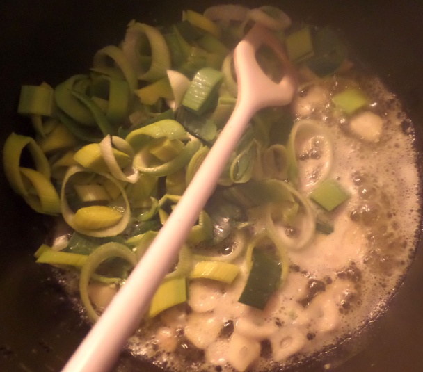 Lahodné cestoviny s cesnakom, špenátom, rajčinami a syrom s bielou plesňou (fotorecept) - obrázok 2