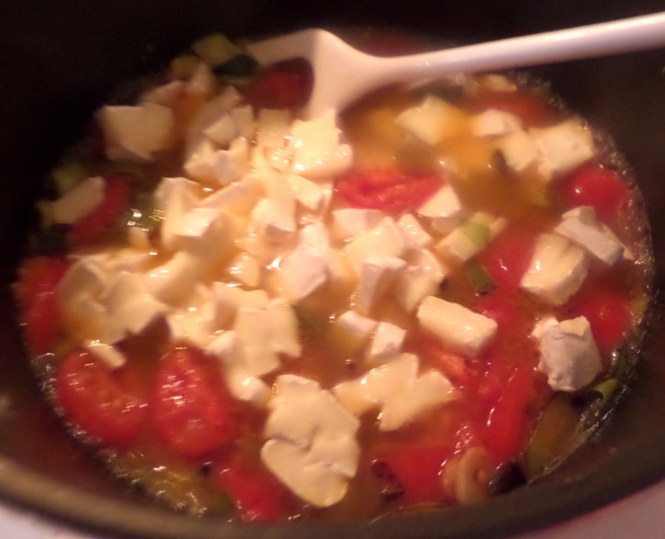 Lahodné cestoviny s cesnakom, špenátom, rajčinami a syrom s bielou plesňou (fotorecept) - obrázok 4