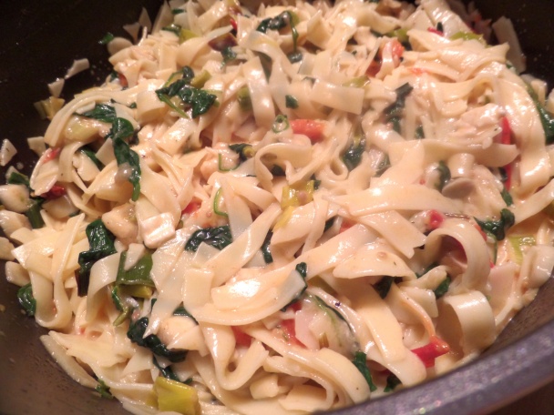 Lahodné cestoviny s cesnakom, špenátom, rajčinami a syrom s bielou plesňou (fotorecept) - obrázok 7