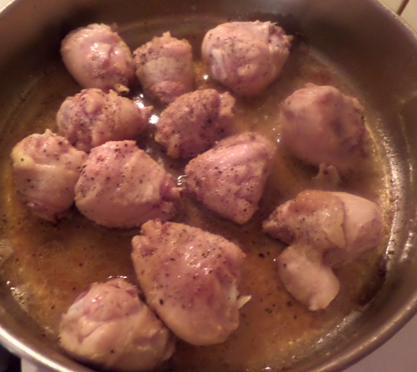 Panvicové kuracie stehienka so zemiakmi na víne (fotorecept) - obrázok 1