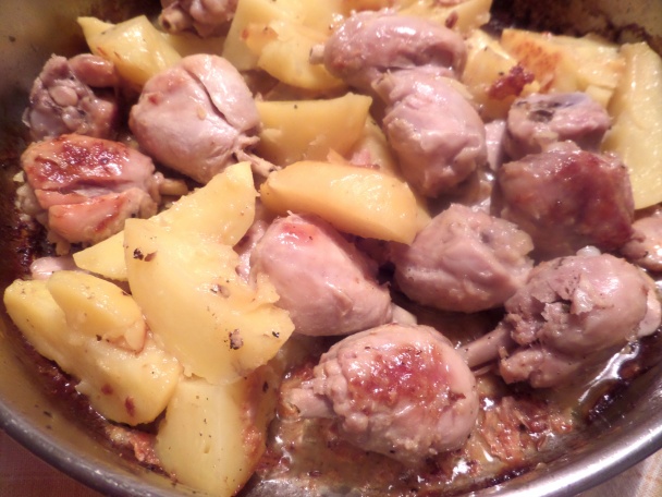 Panvicové kuracie stehienka so zemiakmi na víne (fotorecept) - obrázok 2