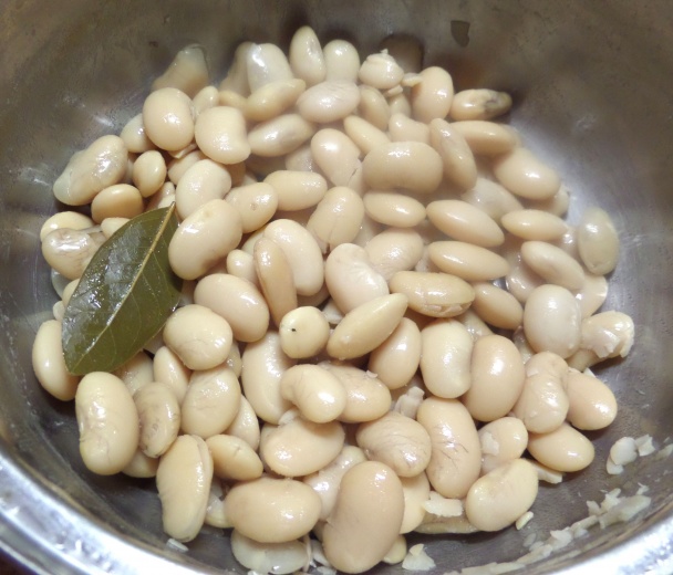 Hovädzie kocky na slanine s kowbojskou fazuľou (fotorecept) - obrázok 1