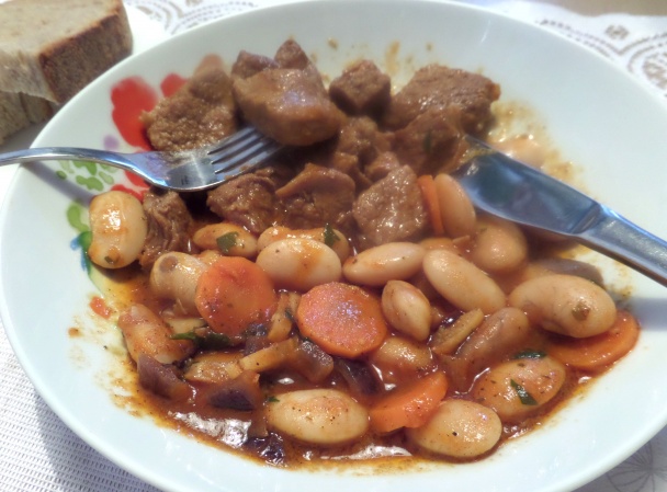 Hovädzie kocky na slanine s kowbojskou fazuľou (fotorecept) - obrázok 7