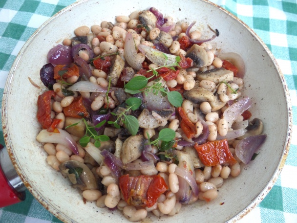 Zdravý a sýty fazuľovo-šampiňónový šalát - obrázok 1