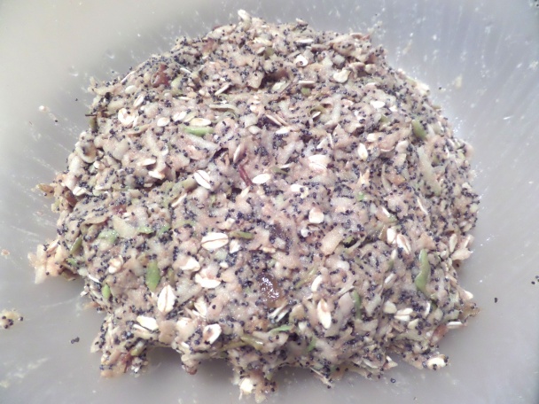 Šťavnatý slivkáč s jablkami a makom - obrázok 1