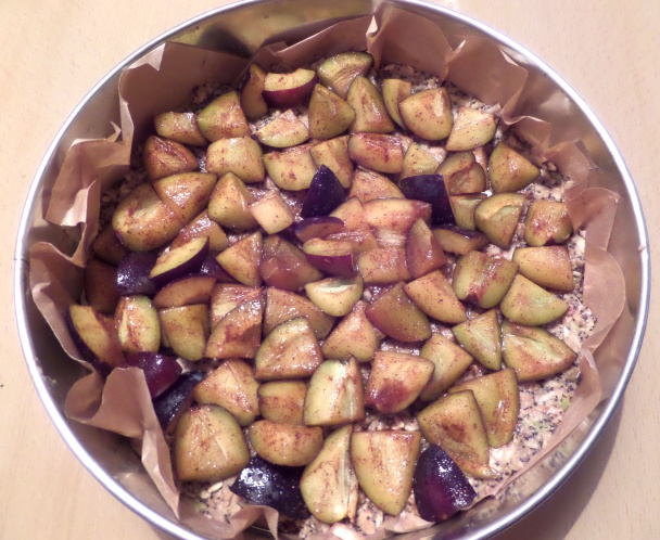 Šťavnatý slivkáč s jablkami a makom - obrázok 2