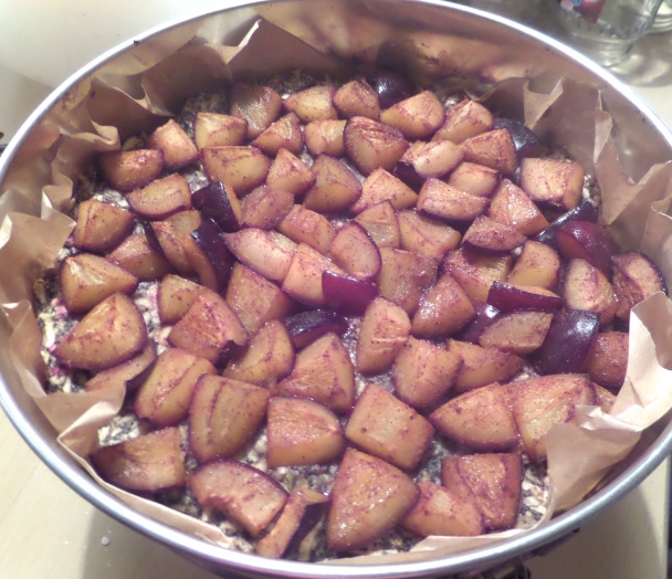 Šťavnatý slivkáč s jablkami a makom - obrázok 3