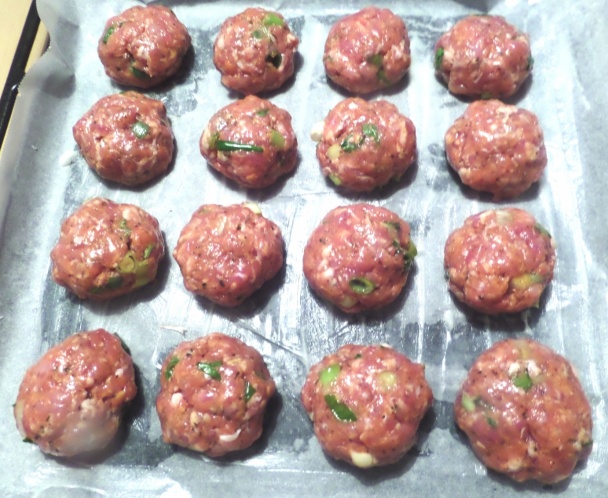 Mäsové guľky s čubricou a zemiakovými čipsami (fotorecept) - obrázok 2