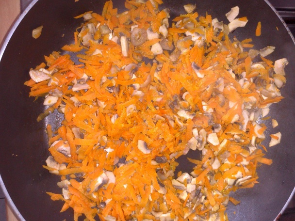 Špagety s mrkvou, fazuľou a šampiňónmi - obrázok 2