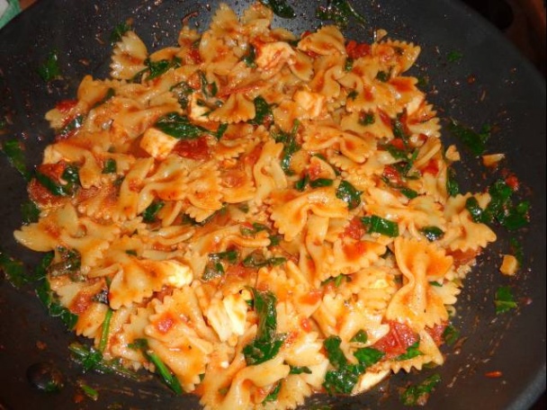 Farfalle so sušenými paradajkami a špenátovými listami - obrázok 3