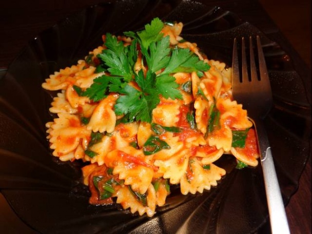 Farfalle so sušenými paradajkami a špenátovými listami - obrázok 4