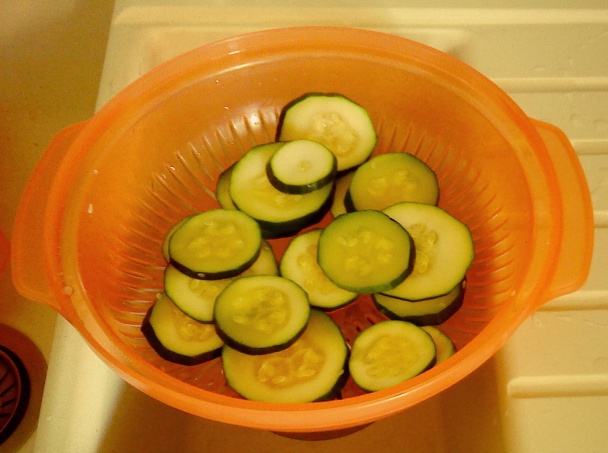 Jednoduchý šalát s cuketou  - obrázok 1