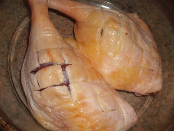 Kačacie stehná pečené s cesnakom a šalátom zo sudovej kapusty - obrázok 1