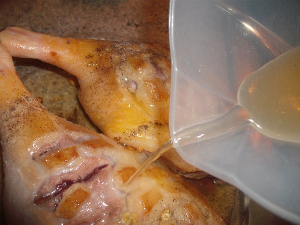 Kačacie stehná pečené s cesnakom a šalátom zo sudovej kapusty - obrázok 3